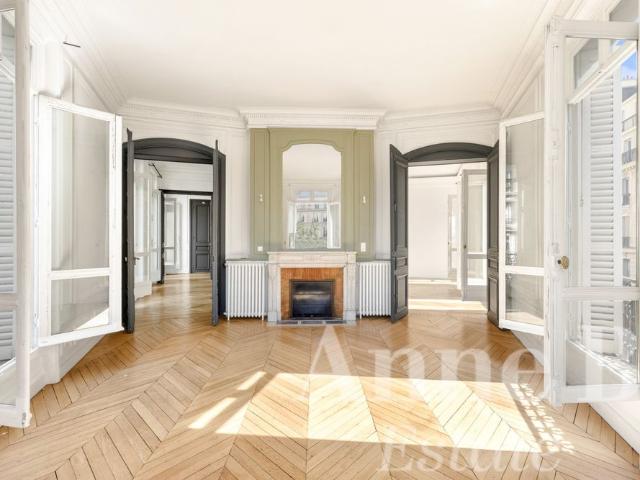 Tout savoir sur cet appartement dans le quartier Europe, à Paris 8ème
