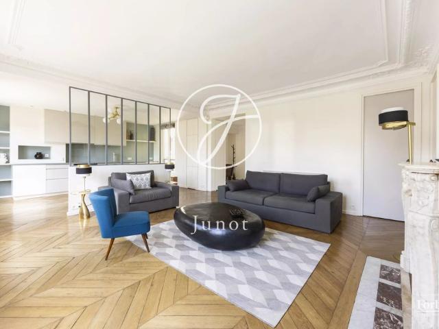 Tout savoir sur cet appartement dans le quartier Europe, à Paris 8ème