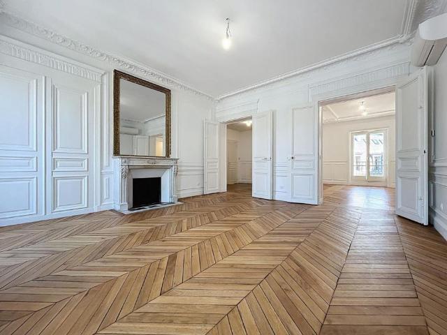 Tout savoir sur cet appartement dans le quartier Europe, à Paris 8ème
