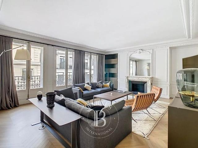 Tout savoir sur cet appartement dans le quartier Hoche Friedland, à Paris 8ème