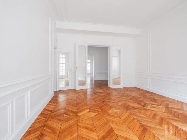 Tout savoir sur cet appartement dans le quartier Hoche Friedland, à Paris 8ème