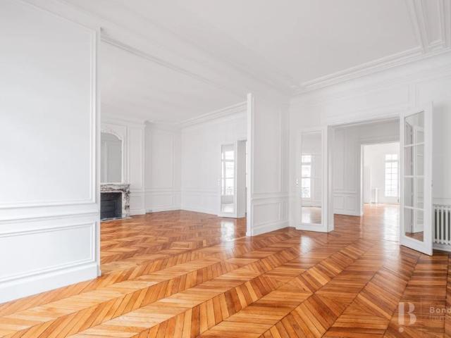 Tout savoir sur cet appartement dans le quartier Hoche Friedland, à Paris 8ème