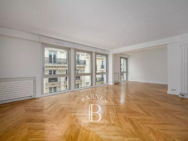 Tout savoir sur cet appartement dans le quartier Invalides, à Paris 7ème
