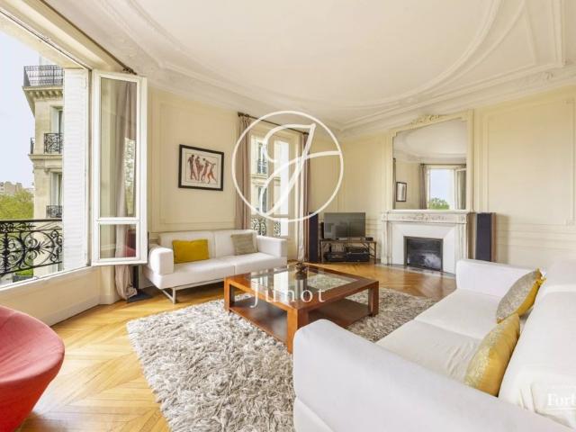 Tout savoir sur cet appartement dans le quartier Invalides, à Paris 7ème