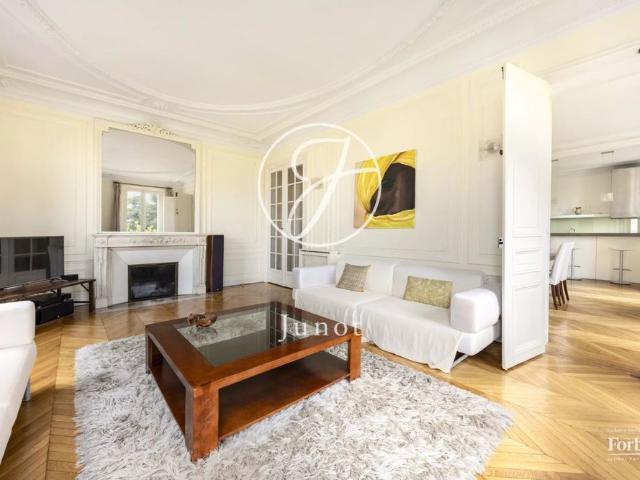 Tout savoir sur cet appartement dans le quartier Invalides, à Paris 7ème