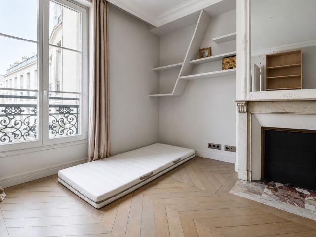 Tout savoir sur cet appartement dans le quartier Lorette Martyrs, à Paris 9ème