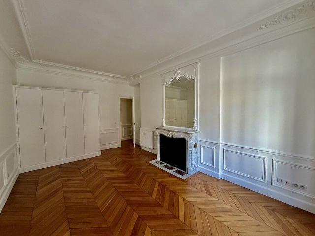 Tout savoir sur cet appartement dans le quartier Legendre Lévis, à Paris 17ème