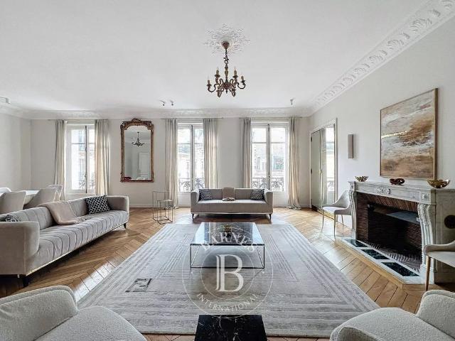 Tout savoir sur cet appartement dans le quartier Legendre Lévis, à Paris 17ème