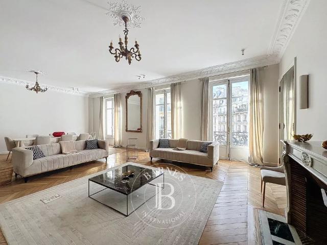 Tout savoir sur cet appartement dans le quartier Legendre Lévis, à Paris 17ème