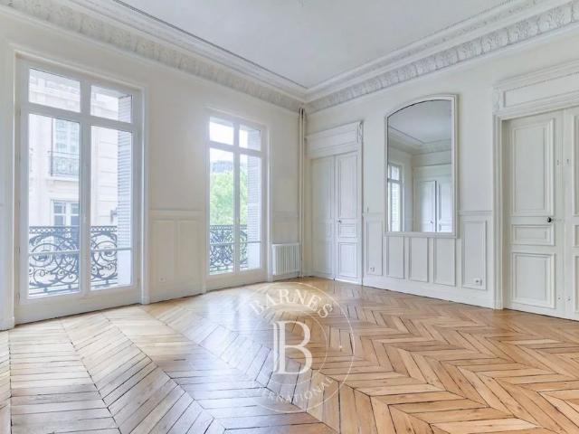 Tout savoir sur cet appartement dans le quartier Monnaie, à Paris 6ème