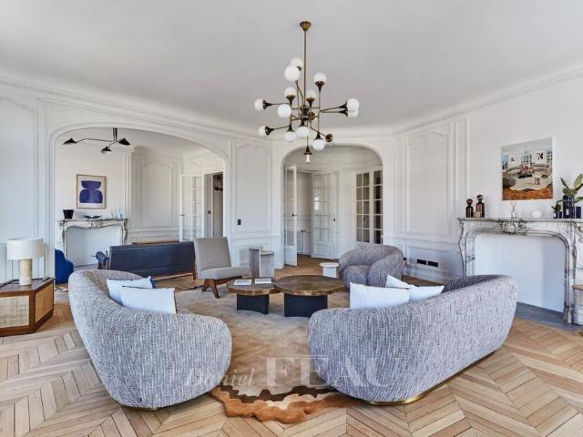 Tout savoir sur cet appartement dans le quartier Mairie, à Paris 8ème