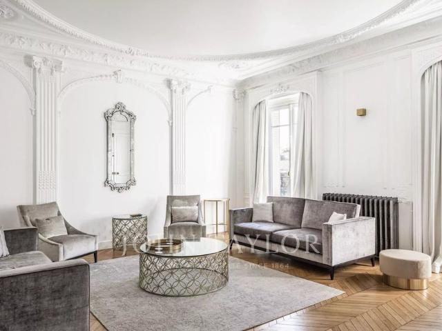 Tout savoir sur cet appartement dans le quartier Mairie, à Paris 8ème