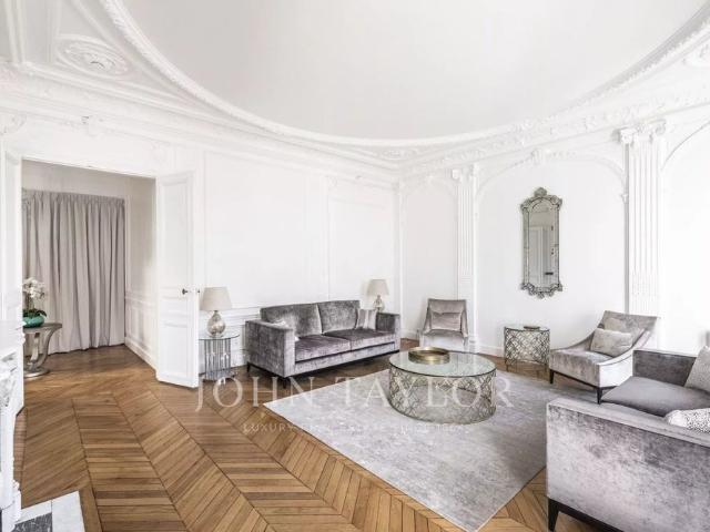 Tout savoir sur cet appartement dans le quartier Mairie, à Paris 8ème