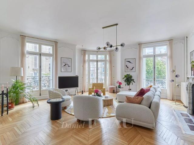 Tout savoir sur cet appartement dans le quartier Mairie, à Paris 8ème