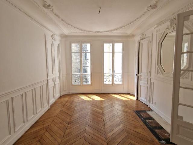 Tout savoir sur cet appartement dans le quartier Mairie, à Paris 8ème
