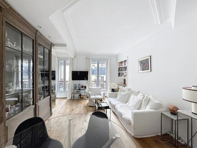 Tout savoir sur cet appartement dans le quartier Mairie, à Paris 8ème