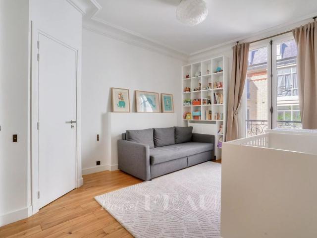 Tout savoir sur cet appartement dans le quartier Mairie, à Paris 8ème
