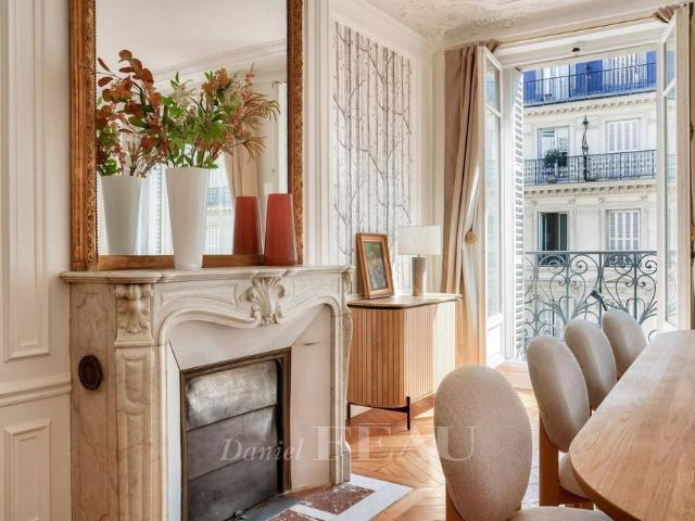 Tout savoir sur cet appartement dans le quartier Mairie, à Paris 8ème