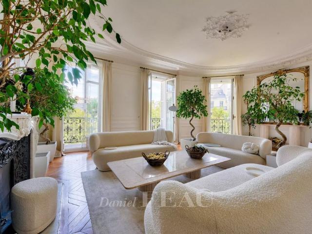 Tout savoir sur cet appartement dans le quartier Mairie, à Paris 8ème