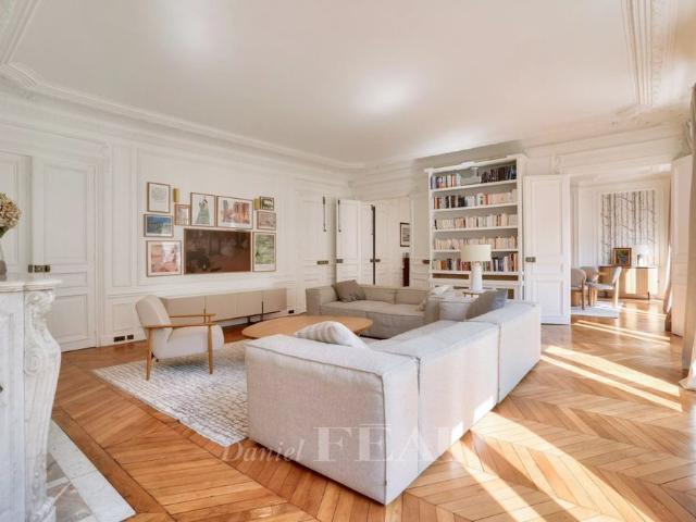 Tout savoir sur cet appartement dans le quartier Mairie, à Paris 8ème