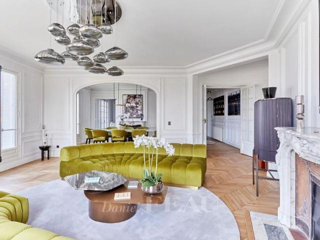 Tout savoir sur cet appartement dans le quartier Mairie, à Paris 8ème