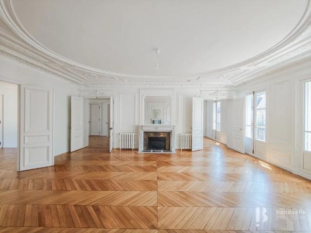 Tout savoir sur cet appartement dans le quartier Mairie, à Paris 8ème