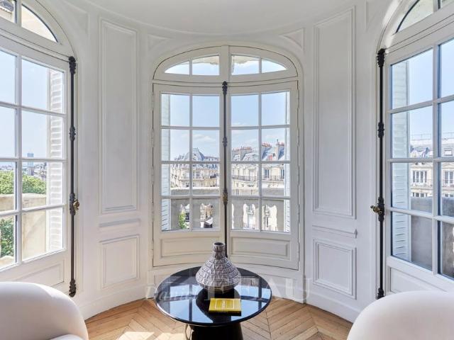 Tout savoir sur cet appartement dans le quartier Mairie, à Paris 8ème