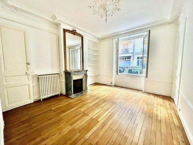 Tout savoir sur cet appartement dans le quartier Mairie, à Paris 8ème