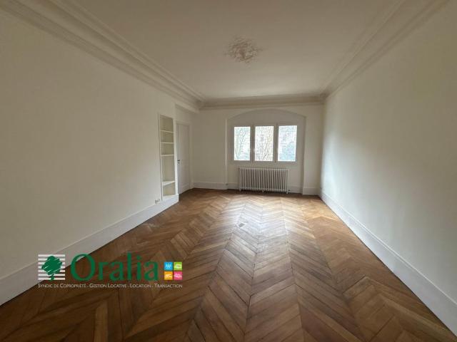 Tout savoir sur cet appartement dans le quartier Mairie, à Paris 8ème