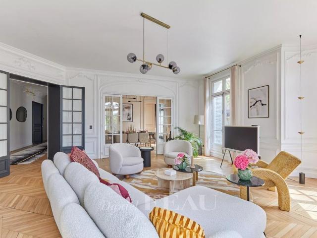 Tout savoir sur cet appartement dans le quartier Mairie, à Paris 8ème