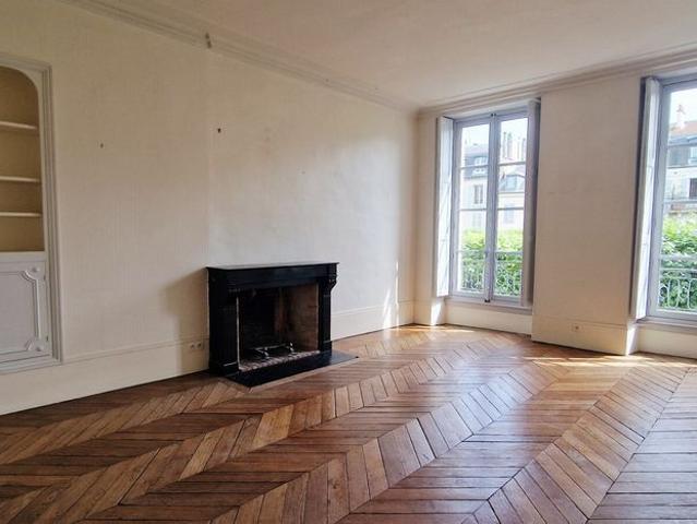 Tout savoir sur cet appartement dans le quartier Notre Dame, à Versailles