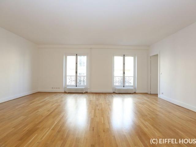 Tout savoir sur cet appartement dans le quartier Saint Philippe du Roule, à Paris 8ème