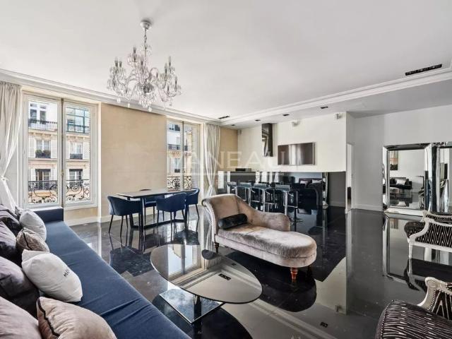 Tout savoir sur cet appartement dans le quartier Saint Philippe du Roule, à Paris 8ème