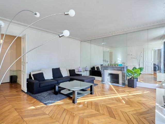 Tout savoir sur cet appartement dans le quartier Saint Philippe du Roule, à Paris 8ème