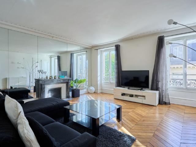 Tout savoir sur cet appartement dans le quartier Saint Philippe du Roule, à Paris 8ème