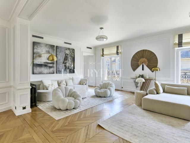 Tout savoir sur cet appartement dans le quartier Saint Philippe du Roule, à Paris 8ème