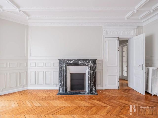 Tout savoir sur cet appartement dans le quartier Saint Philippe du Roule, à Paris 8ème