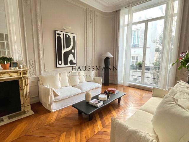 Tout savoir sur cet appartement dans le quartier Saint Philippe du Roule, à Paris 8ème