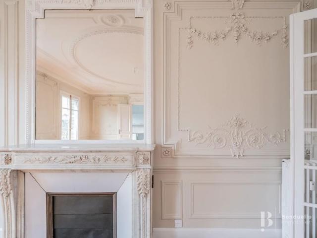 Tout savoir sur cet appartement dans le quartier Saint Philippe du Roule, à Paris 8ème