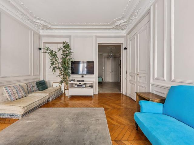 Tout savoir sur cet appartement dans le quartier Saint Philippe du Roule, à Paris 8ème