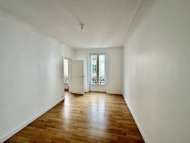 Tout savoir sur cet appartement dans le quartier Saint Placide, à Paris 6ème