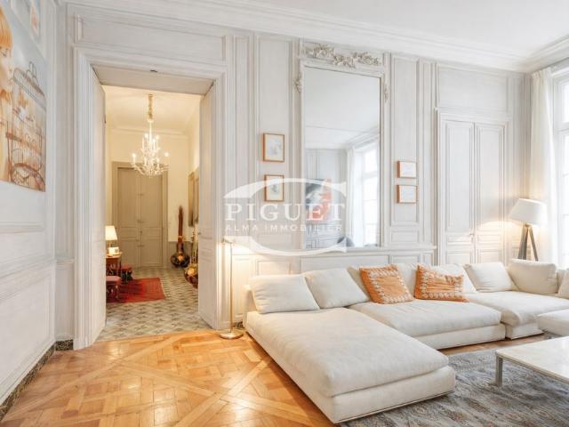 Tout savoir sur cet appartement dans le quartier Saint Thomas d'Aquin, à Paris 7ème