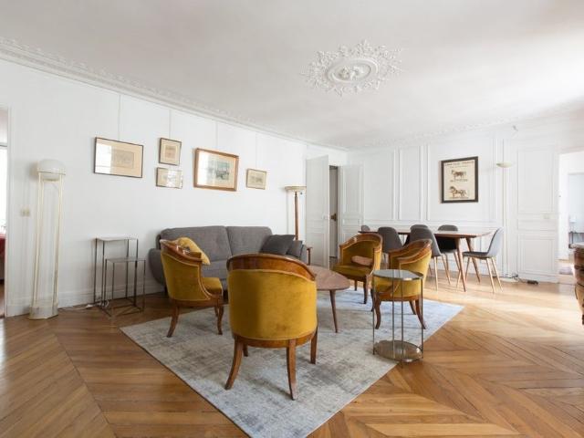 Tout savoir sur cet appartement dans le quartier Saint Thomas d'Aquin, à Paris 7ème