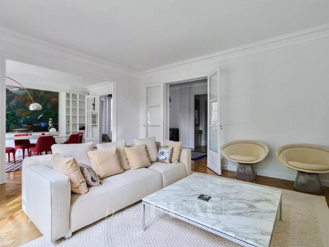 Tout savoir sur cet appartement dans le quartier Saint Thomas d'Aquin, à Paris 7ème