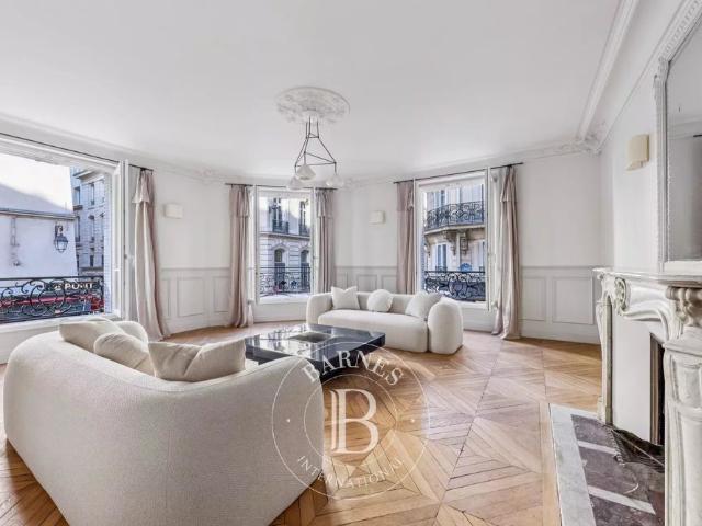 Tout savoir sur cet appartement dans le quartier Saint Thomas d'Aquin, à Paris 7ème