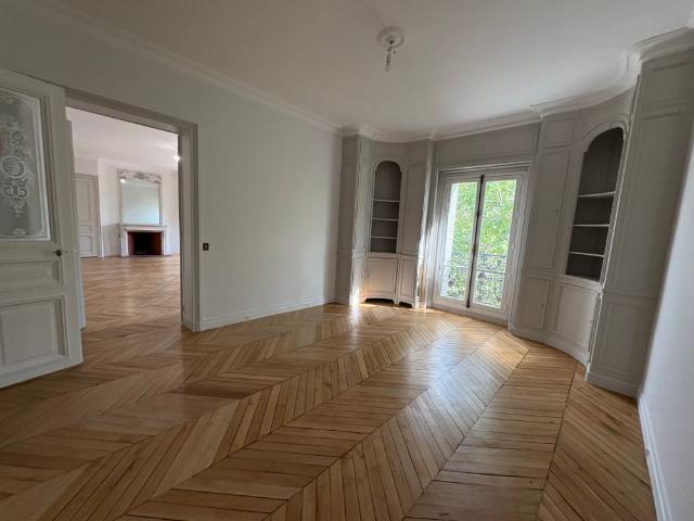 Tout savoir sur cet appartement dans le quartier Saint Thomas d'Aquin, à Paris 7ème