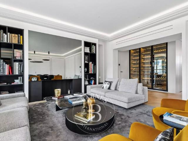 Tout savoir sur cet appartement dans le quartier Saint Thomas d'Aquin, à Paris 7ème