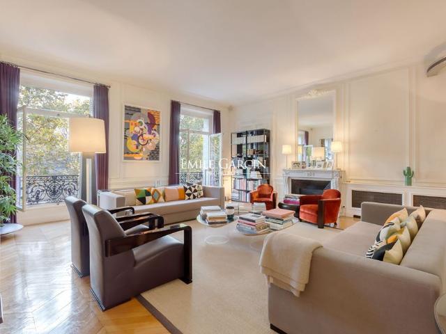 Tout savoir sur cet appartement dans le quartier Saint Thomas d'Aquin, à Paris 7ème
