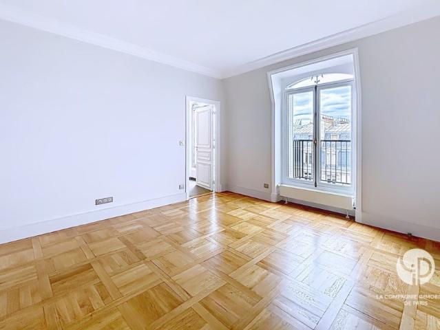 Tout savoir sur cet appartement dans le quartier Saint Thomas d'Aquin, à Paris 7ème