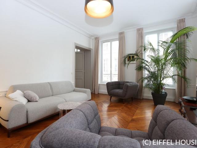 Tout savoir sur cet appartement dans le quartier Saint Thomas d'Aquin, à Paris 7ème